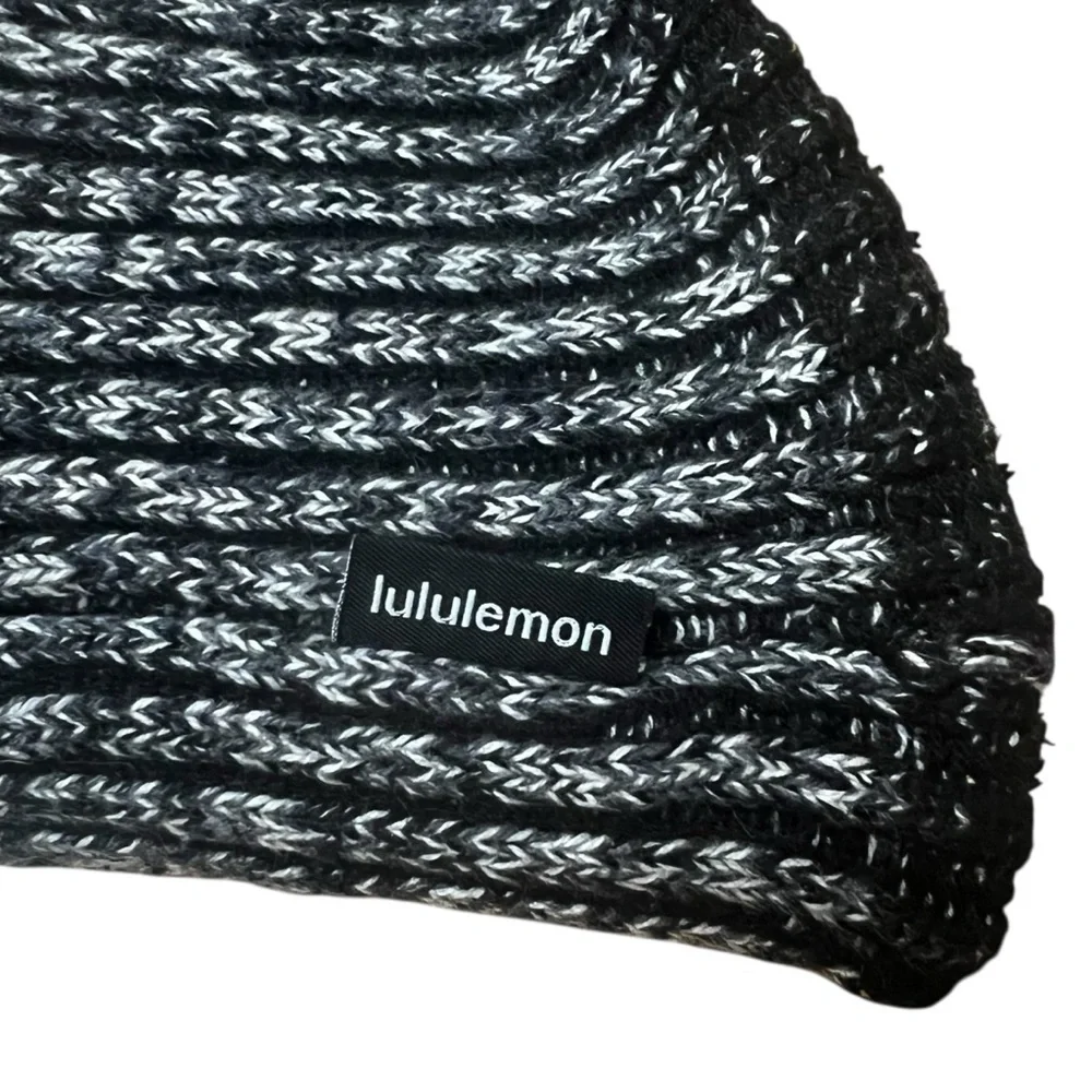 Lululemon Women’s Textured Fleece Lined Knit Pompom Beanie Cozy